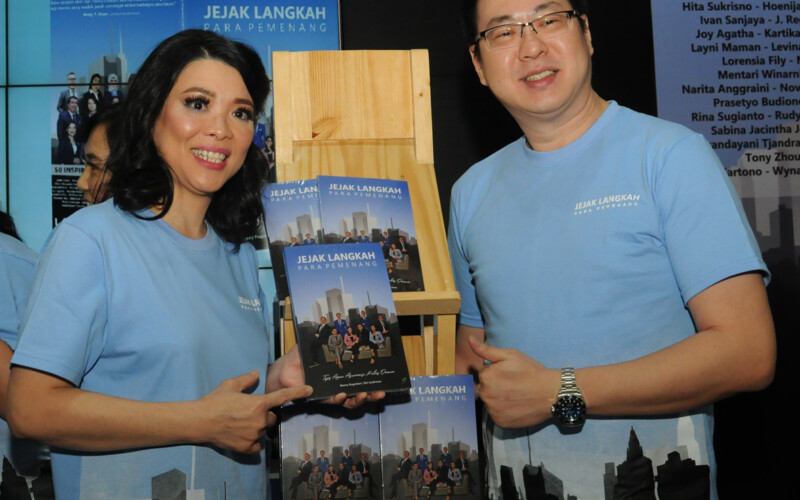 Miliana Marten Country Chair MDRTIndonesia 2019 sampai 2021 (kiri) dan Dedy Setio , Country Chair MDRTIndonesia 2021 sampai 2023