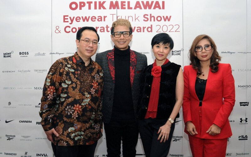 Dari kiri Managing Director Optik Melawai Eddyanto Hadisurjo (kiri) Delon Thamrin Indonesian Idol, Operation Director Optik Melawai Priscilla Ratna Bahana dan Head of Corporate Sales & Isurance Business Optik Melaw
