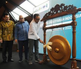 Ketua Umum Asosiasi Asuransi Syariah Indonesia (AASI), Tatang Nurhidayat (kanan), didampingi Direktur Eksekutif AASI, Erwin Noekman (tengah) dan Presiden Direktur Prudential Syariah, Omar Sjawaldy Anwar, memukul gong sebagai tanda diluncurkannya Cetak Biru Asuransi Jiwa Syariah, di Jakarta, Kamis, 1 Desember 22.