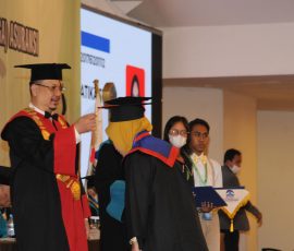 Pjs Ketua Sekolah Tinggi Manajemen Risiko dan Asuransi (STIMRA), Abitani Barkah Taim, mewisuda mahasiswa S1 Manajeman dengan konsentrasi asuransi, konsentrasi aktuari, dan program studi D-3 Asuransi, di Jakarta, Rabu, 14 Desember 2022. | Fptp: Arief Wahyudi