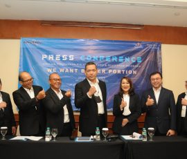 Jajaran Pengurus Asosiasi Perusahaan Pialang Asuransi dan Reasuransi Indonesia (APPARINDO), dari kiri ke kanan, Wakil Bendahara Handoko Affandy, Ketua III Willy Ignatius Sianipar, Ketua II Primo Fortasiano, Ketua Umum Yulius Bhayangkara, Sekretaris Jenderal Nefertiti Marzuki, Ketua I Boyke Lukman dan Wakil Sekretaris Jenderal Amanda Stanley Soripada berfoto bersama usai menyampaikan keterangan kepada Media mengenai acara pelatikan pengurus APPARINDO Periode 2022-2025, di Jakarta, Kamis (22/12/22).