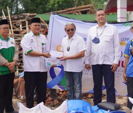 Ketua Umum APPARINDO, Yulis Bhayangkara (ke empat dari kiri) didampingi pengurus APPARINDO lainnya, secara simbolis memberikan bantuan untuk korban gempa bumi Cianjur kepada perwakilan BAZNAZ Kabupaten Cianjur, di Cianjur, Jawa-Barat, Kamis (8/12/22). | Foto: Arief Wahyudi