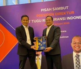 Presiden Direktur Tugure periode 2018-2023, Adi Pramana (kiri) foto bersama dengan Presiden Direktur Tugure terplih, Teguh Budiman (kanan), usai RUPS, di Jakarta, Senin, 9 Januari 2023. | Foto: Arief Wahyudi
