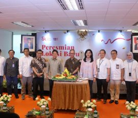 Ketua Dewan Komisioner Otoritas Jasa Keuangan (OJK), Mahendra Siregar (kelima dari kanan) didampingi Wakil Ketua Dewan Komisioner OJK, Mirza Adityaswara (kelima dari kiri), serta Anggota Dewan Komisioner OJK Bidang Edukasi dan Perlindungan Konsumen, Friderica Widyasari Dewi (keempat dari kanan), foto bersama pada acara persemian Site Contact Center Kontak OJK 157 di Wisma Mulia 2 Jakarta, Jumat, 6 Januari 2023. | Foto: Arief Wahyudi