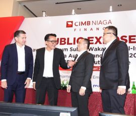 Kiri ke kanan, DIrektur CIMB Niaga Sekuritas Martin Simorangkir, Presiden Direktur PT CIMB Niaga Auto Finance Ristiawan, Direktur Keuangan dan Strategi PT CIMB Niaga Auto Finance Imron Rosyadi dan Direktur Head of Investmen Banking PT Mandiri Sekuritas Primonanto Budi Atmojo berbincang di sela acara Public Expose, di Jakarta Selasa (10/1/23). | Foto: Arief Wahyudi