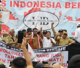 Perwakilan Kepala Desa se-Indonesia melakukan orasi di depan gedung DPR, RI, Jakarta, Selasa, 17 Januari 2023. | Foto: Arief Wahyudi