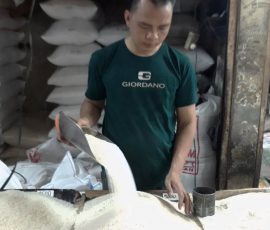 Pedagang beras di Pasar Kebayoran Lama, Jakarta Selatan, sedang merapikan beras dagangannya. | Foto: Media Asuransi/Arief Wahyudi