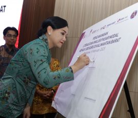 Anggota Dewan Komisioner OJK Bidang Edukasi dan Perlindungan Konsumen, Friderica Widyasari Dewi saat meresmikan Galeri Investasi Bursa Efek Indonesia di Universitas Tanjungpura | Foto: Arief wahyudi