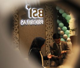 Karyawan Bank Syariah Indonesia (BSI) sedang menjelaskan layanan Prioritas kepada nasabah BSI di, Kantor Pusat BSI, Jakarta, 14 Februari 2023. | Foto: Arief Wahyudi