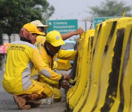 Meriahkan KTT Asean 2023, Pekerja dari Bina Marga Pesanggrahan, Jakarta Selatan, sedang melakukan pengecatan ulang sejumlah pembatas jalan dan trotoar jalan, di wilayah Pesanggrahan, Jakarta Selatan, Jumat, 12 Mei 2023. | Foto: Arief Wahyudi