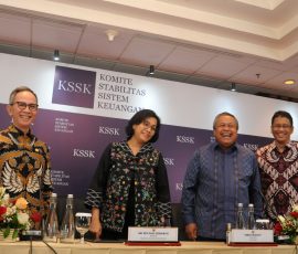 Menteri Keuangan Sri Mulyani (kedua kiri) bersama dengan Gubernur Bank Indonesia Perry Warjiyo (kedua kanan), Ketua Dewan Komisioner OJK Mahendra Siregar (kiri), dan Ketua Dewan Komisioner LPS Purbaya Yudhi Sadewa berbincang sebelum melakukan konferensi pers hasil rapat berkala Komite Stabilitas Sistem Keuangan (KSSK). | Foto: Media Asuransi/Arief Wahyudi