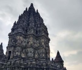 Bangunan candi bercorak agama Hindu terbesar di Indonesia yang dibangun pada abad ke-9 Masehi memiliki magnet atau daya tariknya sendiri yang membuat wisatawan. | Foto Arief Wahyudi