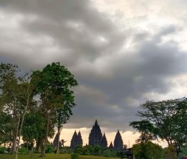 Candi Prambanan memiliki daya tariknya sendiri yang membuat wisatawan sampai berkali-kali datang mengunjunginya. | Foto: Arief Wahyudi