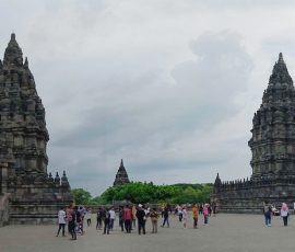 Candi Prambanan, yang terletak di Kabupaten Sleman, Jogjakarta ini masih menjadi primadona yang banyak dikunjungi oleh wisatawan, baik lokal maupun mancanegara. | Foto: Arief Wahyudi