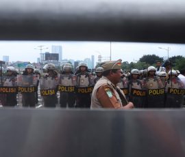 Demo Kepala Desa yang tergabung dalam Asosiasi Pemerintah Desa Seluruh Indonesia (APDESI) di Jakarta, Rabu, 31 Januari 2024, menuntut pengesahan revisi UU Nomor 6 Tahun 2014, mengenai kelembagaan Desa/Desa Adat. | Foto: Media Asuransi/Arief Wahyudi
