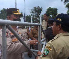 Salah seorang Kepala Desa sedang bedialog dengan Aparat Keamanan pada Demo Asosiasi Pemerintah Desa Seluruh Indonesia (APDSI) di depan Gedung DPR/MPR RI. | Foto: Media Asuransi/Arief Wahyudi