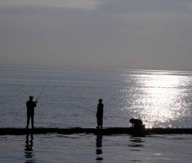 Para pemancing sedang melakukan aktifitas mancing di sekitar Pelabuhan Muara Baru Jakarta Utara. | Foto: Media Asuransi/Arief Wahyudi