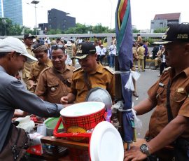 Sisi lain dari aksi demo Kepala Desa seluruh Indonesia, mendatangkan rejeki bagi pedagang di sekitar lokasi demo. | Foto: Media Asuransi/Arief Wahyudi