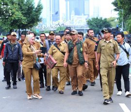 Para peserta aksi Demo Kepala Desa, di Jakarta, Rabu, 31 Januari 2024 berswafoto. | Foto: Media Asuuransi/Arief Wahyudi
