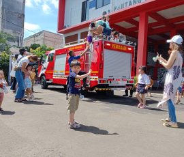 Sekolah TK International dengan mengunjungi kantor pemadam kebakaran. | Foto: Media Asuransi/Arief Wahyudi