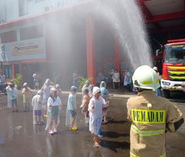 Petugas Pemadam Kebakaran sedang melakukan simulasi terhadap siswa TK. | Foto: Media Asuransi/Arief Wahyudi