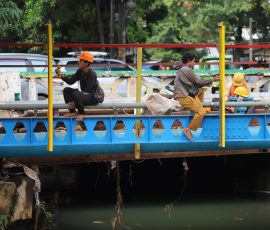 Pekerja saat melakukan perawatan fasilitas jembatan dengan melakukan pengecetan di jalan Cileduk Raya, Jakarta Selatan. | Foto: Media Asuransi/Arief Wahyudi