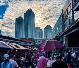 Aktivitas pasar tradisional Kebayoran Lama, seminggu usai Idulfitri 1446 Hijriah. | Foto: Media Asuransi/Areif Wahyudi