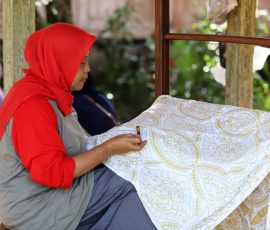 Pengrajin batik tulis Desa Wukirsari, Bantul, Yogyakarta sedang membatik di atas kain, Jum'at (30/5/25). Batik dari Desa Wurkirsari di kenal dengan batik tulis klasik Giriloyo. Sentra batik tulis klasik Giriloyo merupakan ikon utama Wukirsari. Di Desa Wukirsari, wisatawan dapat belajar membatik secara langsung dari para pengrajin, membeli batik berkualitas tinggi, serta mengenal sejarah batik khas Yogyakarta. | Foto: Media Asuransi/Arief Wahyudi