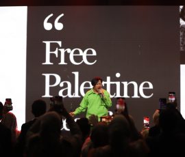 Agen-agen Asuransi Syariah menyaksikan penampilan Armand Maulana,Vokalis dari Grup Band Gigi yang tampil pada acara SICA 2025, di Jakarta, Kamis 7 Agustus 2025. | Foto: Media Asuransi