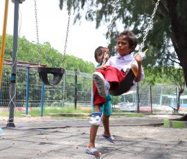 Anak-anak Pulau Panggang, Kepulauan Seribu asik bermain ayunan usai pulang sekolah. Pemerintah Pulau Panggang menyediakan fasilitas bermain anak sebagai salah satu sarana hiburan dan olahraga. | Foto: Media Asuransi/Arief Wahyudi